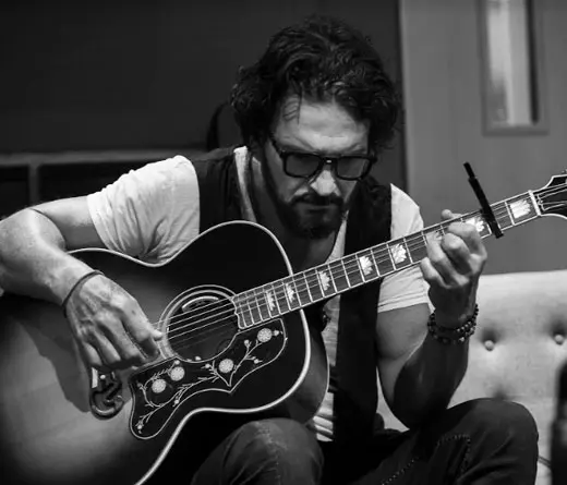 Ricardo Arjona estrena el video de El Blues De La Notoriedad, cancin que plantea una crtica a la fama.